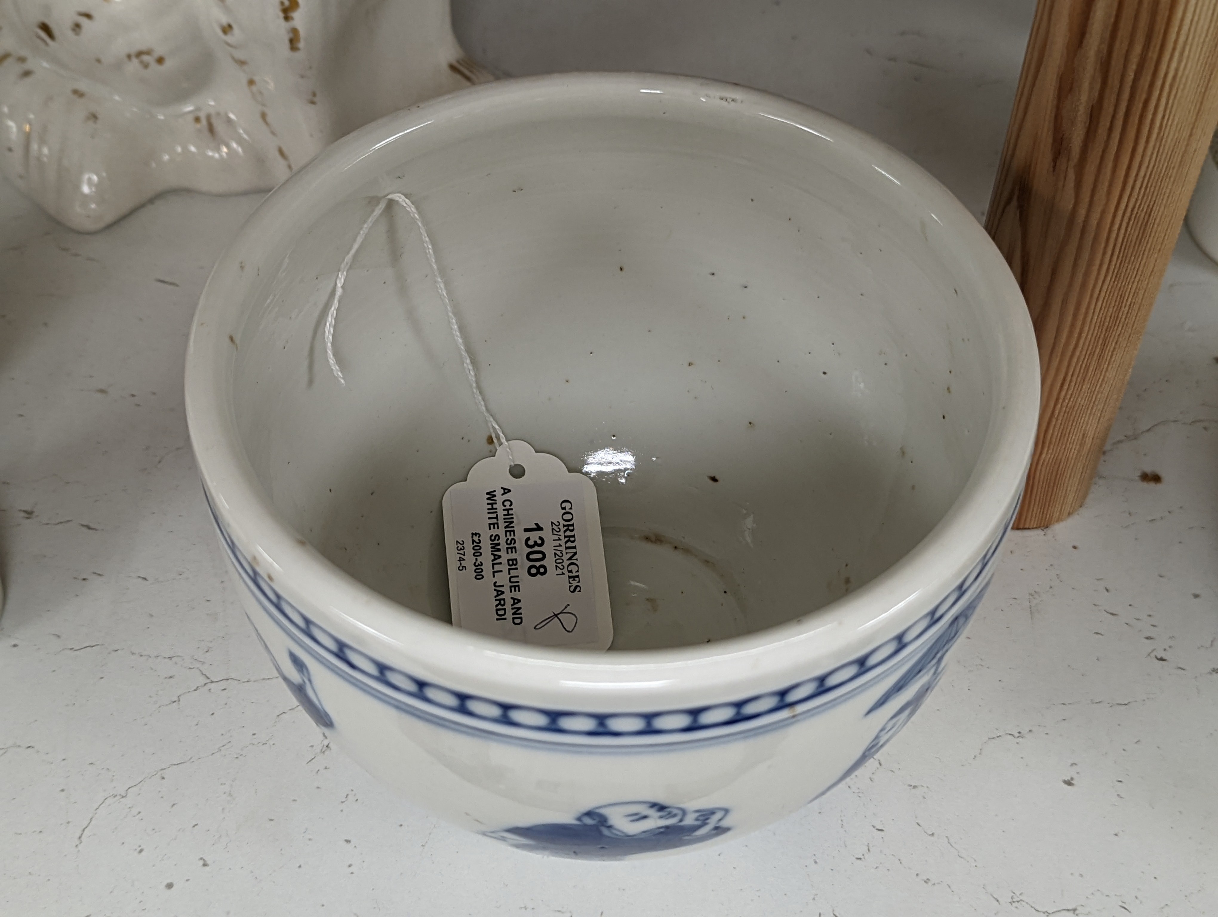 A Chinese blue and white small jardiniere 12cm